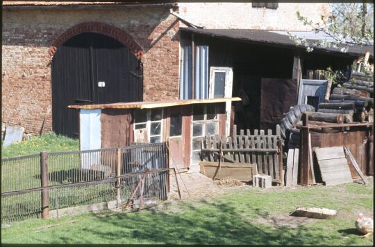 Geflügelstall aus alten Türen und Fenstern in Obercunnersdorf