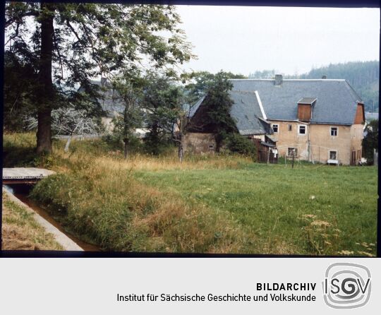 Blick über den Aschergraben in Geising auf ein Gebäude