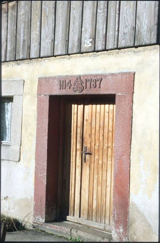 Haustüre in Lawalde, Monogramm mit der Jahreszahl 1787 über der Türe