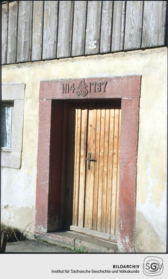 Haustüre in Lawalde, Monogramm mit der Jahreszahl 1787 über der Türe