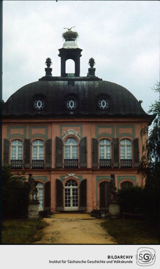 Fasanenschlösschen in Moritzburg mit einem Storchennest auf der Laterne
