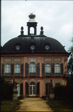 Bild: Fasanenschlösschen in Moritzburg mit einem Storchennest auf der Laterne