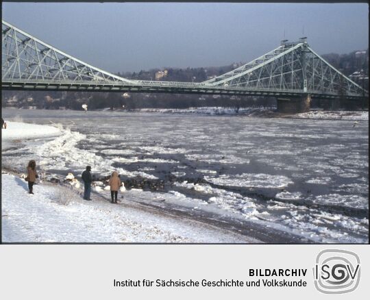 Brücke Blaues Wunder über der zugefrorenen Elbe in Dresden