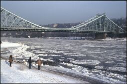 Bild: Brücke Blaues Wunder über der zugefrorenen Elbe in Dresden