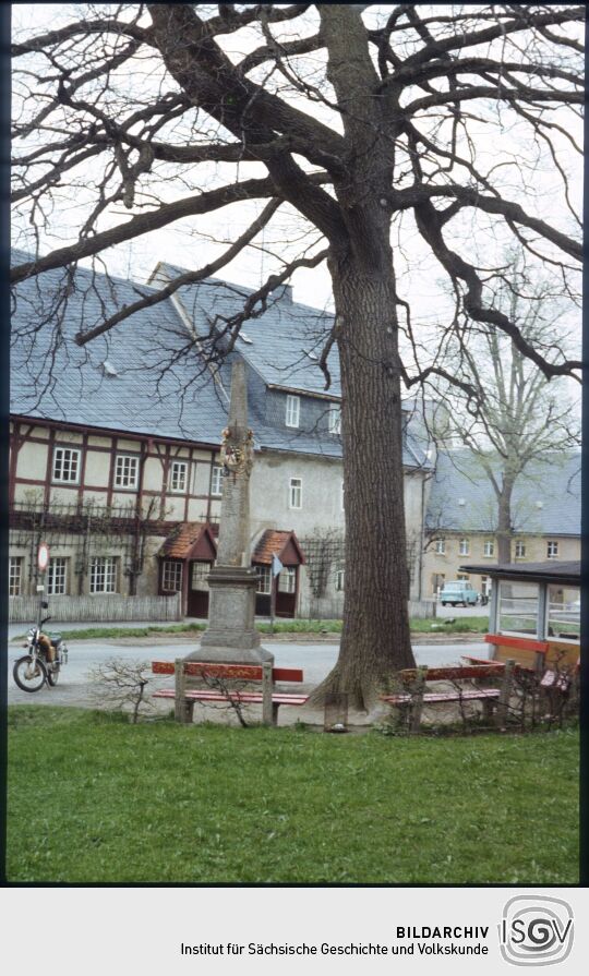 Marktplatz mit der Postdistanzsäzle in Bärenstein