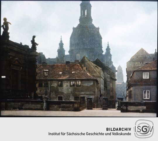Blick von der Brühlschen Terrasse durch die Münzgasse zur Frauenkirche und dem Turm des Neuen Rathauses in Dresden