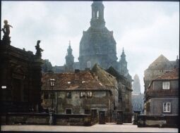 Bild: Blick von der Brühlschen Terrasse durch die Münzgasse zur Frauenkirche und dem Turm des Neuen Rathauses in Dresden