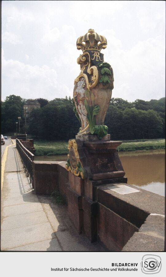 Wappenstein mit dem sächsisch-polnischen Allianzwappen auf der Pöppelmannbrücke über die Mulde in Grimma