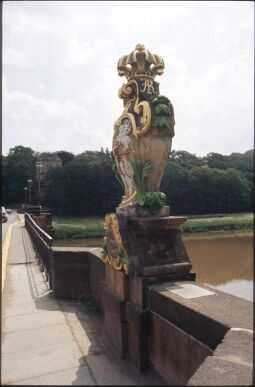 Bild: Wappenstein mit dem sächsisch-polnischen Allianzwappen auf der Pöppelmannbrücke über die Mulde in Grimma