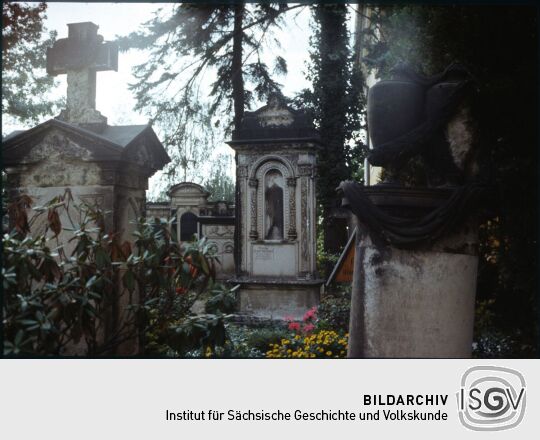 Grabsteine auf dem Friedhof in Leubnitz-Neuostra