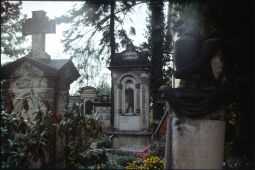 Bild: Grabsteine auf dem Friedhof in Leubnitz-Neuostra