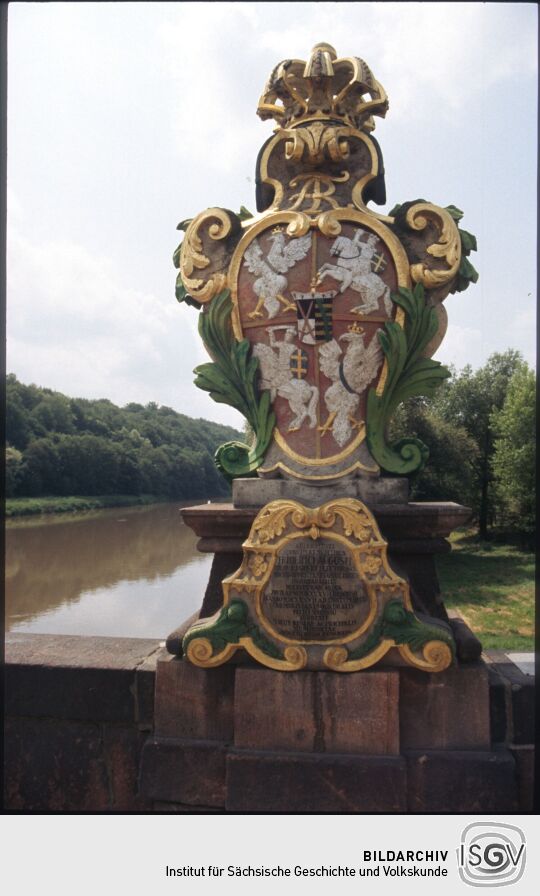 Wappenstein mit dem sächsisch-polnischen Allianzwappen auf der Pöppelmannbrücke über die Mulde in Grimma