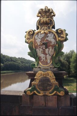 Bild: Wappenstein mit dem sächsisch-polnischen Allianzwappen auf der Pöppelmannbrücke über die Mulde in Grimma