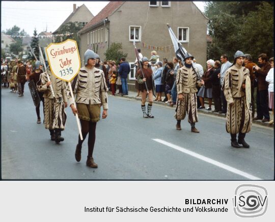 Festumzug in Seifersdorf. Teilnehmer in historischen Kostümen