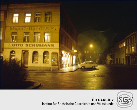 Ansicht des Radeberger Markts bei Nacht