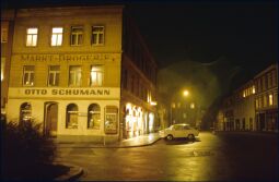Bild: Ansicht des Radeberger Markts bei Nacht