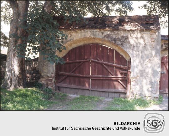 Tor zum Pfarrhof in Lomnitz