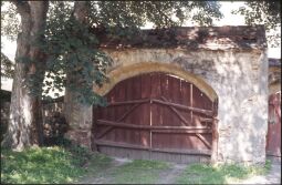 Bild: Tor zum Pfarrhof in Lomnitz