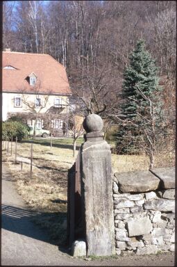 Bild: Sandsteinpfeiler an einer Einfahrt in Ostritz