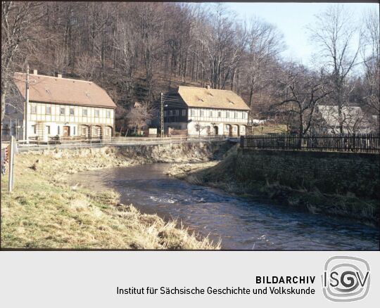 Ortsansicht von Großschönau mit Fluss und Umgebindehäusern