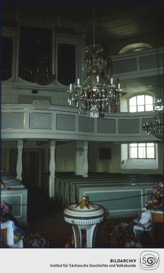 Blick zur Orgelempore in der Kirche Seiffen