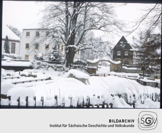 Ansicht des verschneiten Pfarrhofes in Wachau