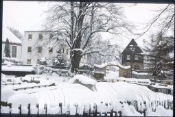 Bild: Ansicht des verschneiten Pfarrhofes in Wachau