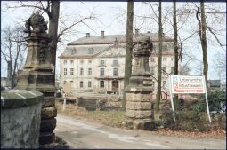 Bild: Eingangstor zum Schloss Wachau. Hinweisschild auf 'Konsum'-Geschäfte für Lebensmittel und Industriewaren im Schloss