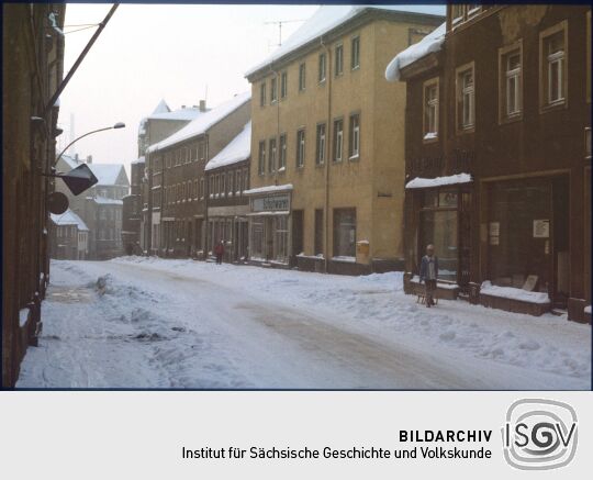 Straßenansicht des verschneiten Radeberg