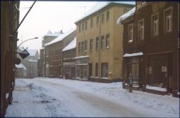 Bild: Straßenansicht des verschneiten Radeberg