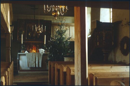 Weihnachtlich geschmückter Innenraum der Kirche in Wallroda