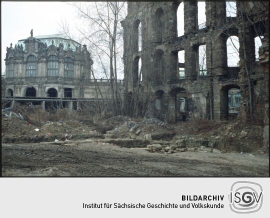 Blick aus den Ruien des Taschenbergpalais zum Stadtpavillon des Dresdner Zwingers