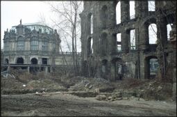 Blick aus den Ruien des Taschenbergpalais zum Stadtpavillon des Dresdner Zwingers