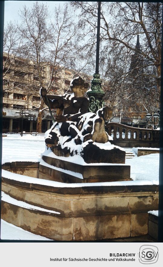 Verschneiter Brunnen auf dem Neustädter Markt