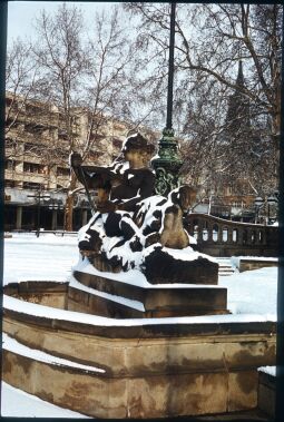 Bild: Verschneiter Brunnen auf dem Neustädter Markt