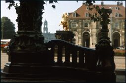 Bild: Neustädter Markt in Dresden mit dem Denkmal Goldener Reiter und dem Blockhaus