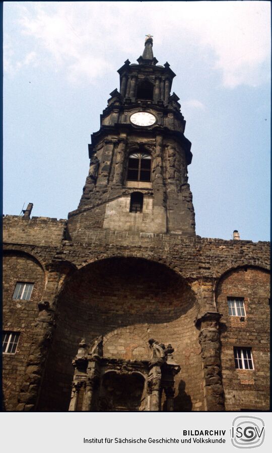 Blick aus dem Innenraum der ruinösen Dreikönigskirche in der Dresdner neustadt zum Turm der Kirche