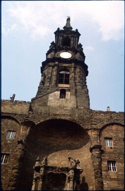 Bild: Blick aus dem Innenraum der ruinösen Dreikönigskirche in der Dresdner neustadt zum Turm der Kirche