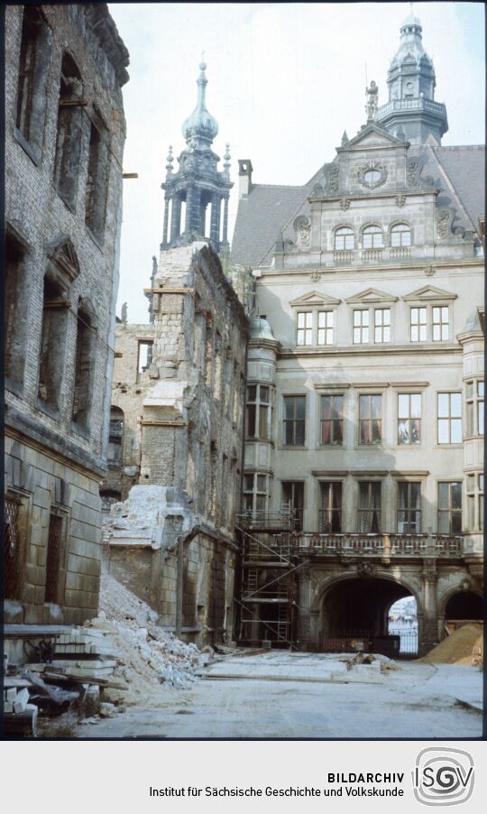 Blick aus der Schloßstraße zum Georgentor. Links ist der Druchbruch zum großen Schlosshof abgebildet