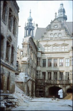 Bild: Blick aus der Schloßstraße zum Georgentor. Links ist der Druchbruch zum großen Schlosshof abgebildet
