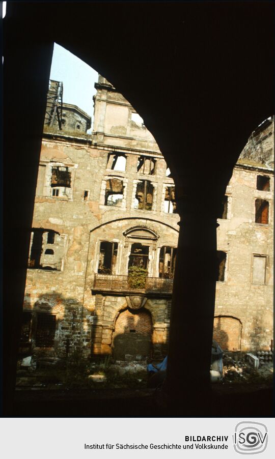 Kleiner Schlosshof in den Ruinen des Dresdner Schlosses, Blick zum zugemauerten Durchgang zum großen Schlosshof
