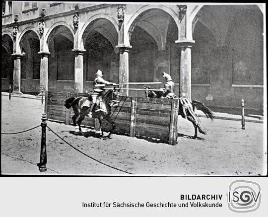 Nachstellung eines Reitertrunier mit Stechen über die Planke im Stallhof des Dresdner Schlosses 1932