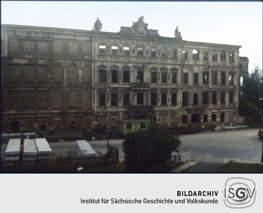 Blick aus dem Dresdner Schloss zur Ruine des Taschenbergpalais