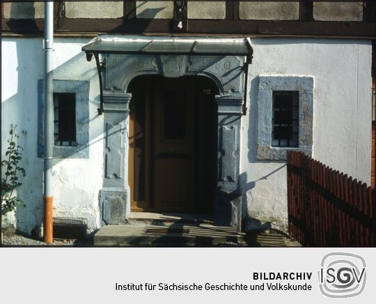 Eingangstür eines Gebäudes in Wolfersdorf mit Monogramm und der Datierung auf das Jahr 1780