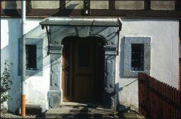 Bild: Eingangstür eines Gebäudes in Wolfersdorf mit Monogramm und der Datierung auf das Jahr 1780