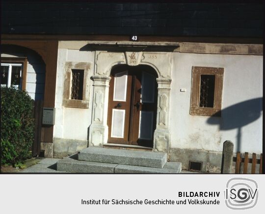 Eingangstür eines Gebäudes in Wolfersdorf mit Monogramm und der Datierung auf das Jahr 1783