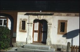 Bild: Eingangstür eines Gebäudes in Wolfersdorf mit Monogramm und der Datierung auf das Jahr 1783