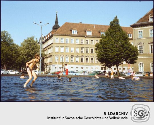 Kinder beim Baden im Brunnen vor dem Japanischen Palais in der Neustaadt