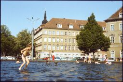 Bild: Kinder beim Baden im Brunnen vor dem Japanischen Palais in der Neustaadt