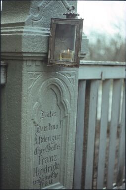 Bild: Denkmal zu Ehren Gottes, gestigten von Franz Handricha  und seiner Ehefrau